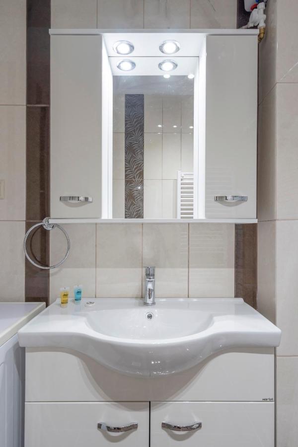 2 Bedroom Renovated Apartment With A View Atena Exterior foto