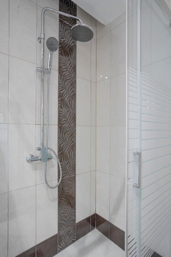 2 Bedroom Renovated Apartment With A View Atena Exterior foto